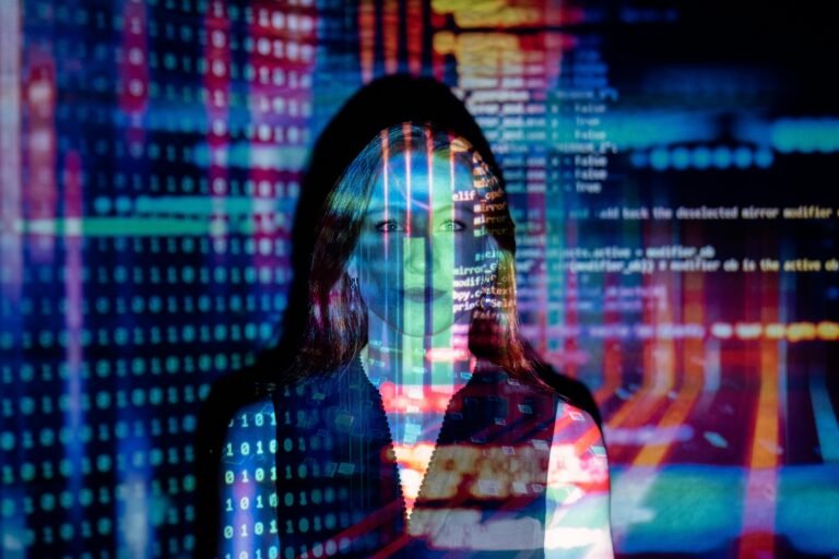 Portrait d’une femme illustrant la transformation digitale avec des lignes de code et des données numériques projetées en surimpression